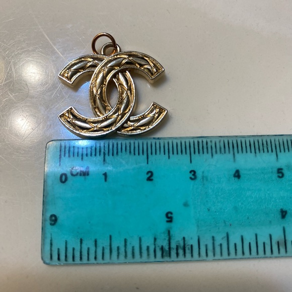 CHANEL Zipper Pull Pendant - Picture 4 of 4